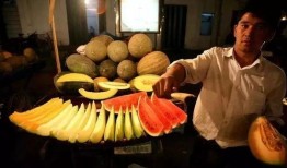 新疆夜市吃蜜瓜视频,甜蜜诱惑，视觉与味蕾的双重享受