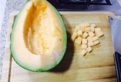 保安吃哈密瓜的故事视频,甜蜜瞬间成网络热议