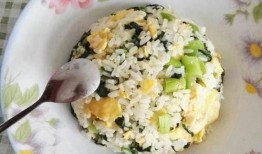 瓜妞吃自热米饭视频,美味与便捷的美食体验