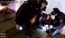 小孩吃老瓜视频,小萌娃挑战老瓜，趣味横生的亲子互动瞬间