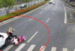 被车撞吃瓜视频,吃瓜群众围观热议