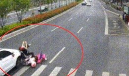 被车撞吃瓜视频,吃瓜群众围观热议