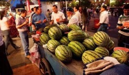 新疆夜市吃蜜瓜视频,甜蜜诱惑，视觉与味蕾的双重享受